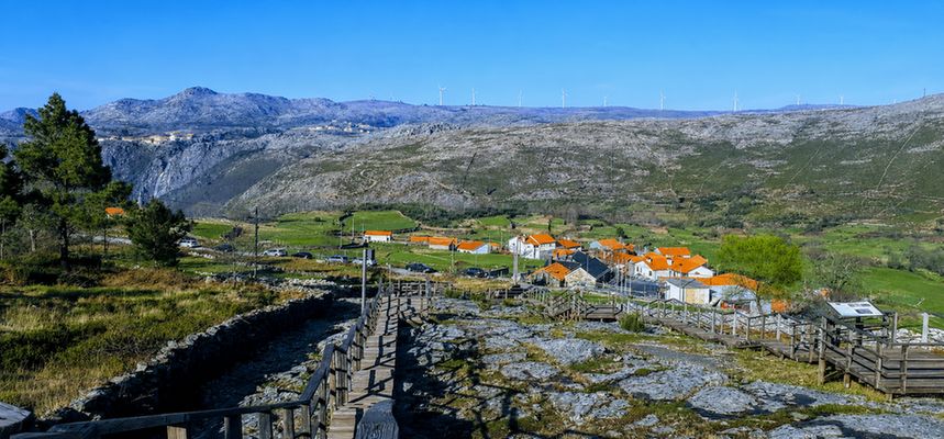 O Santuário de Nossa Senhora da Lapa sob o seu grande rochedo de granito